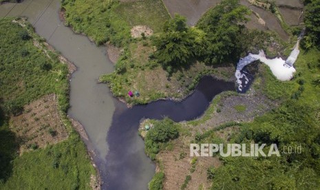 Foto udara limbah industri di Sungai Cihaur yang bermuara ke Sungai Citarum di Kecamatan Padalarang, Kabupaten Bandung Barat, Jawa Barat, Rabu (11/4). 