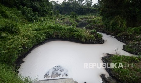 Foto udara limbah industri di Sungai Cihaur yang bermuara ke Sungai Citarum di Kecamatan Padalarang, Kabupaten Bandung Barat, Jawa Barat, Rabu (11/4). 