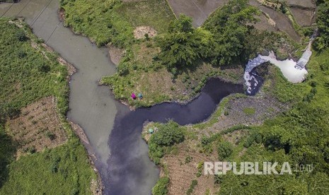 Foto udara limbah industri di Sungai Cihaur yang bermuara ke Sungai Citarum di Kecamatan Padalarang, Kabupaten Bandung Barat, Jawa Barat, Rabu (11/4). Meski adanya larangan membuang limbah oleh Kementerian Lingkungan Hidup dan Kehutanan, data dari Wahana  Lingkungan Hidup Indonesia (Walhi) mencatat setidaknya 25 perusahaan di Kabupaten Bandung Barat masih membuang limbah industri ke anak Sungai Citarum ini. 