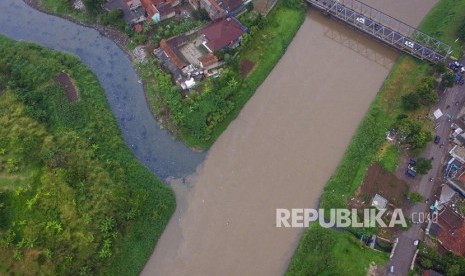 Foto udara limbah pabrik yang dibuang di Daerah Aliran Sungai (DAS) Citarum, Rancamanyar, Kabupaten Bandung, Jawa Barat, Ahad (3/2/2019). 