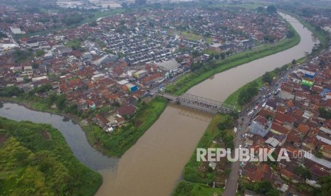 Foto udara di Daerah Aliran Sungai (DAS) Citarum, Rancamanyar, Kabupaten Bandung, Jawa Barat, Ahad (3/2).