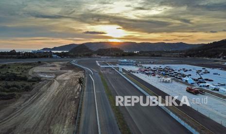 Foto udara lintasan lurus Pertamina Mandalika International Street Circuit saat matahari terbenam di KEK Mandalika, Kuta, Praya, Lombok Tengah, NTB, Kamis (14/10/2021). Pembelian tiket untuk event World Superbike secara resmi dibuka pada 18 Oktober 2021 secara online maupun ofline dengan syarat sudah dua kali vaksin COVID-19.