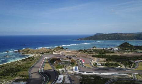 Foto udara lintasan Mandalika International Street Circuit, Pujut, Praya, Lombok Tengah, NTB, Rabu (11/5/2022). Penyelenggaraan event balap Mandalika merugi hingga Rp 200 miliar.