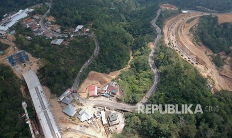 Foto udara lokasi pembangunan jalan pintas (shortcut) Mengwitani-Singaraja di kawasan Pegayaman, Buleleng, Bali, Ahad (1/9/2019). Dinas Penanaman Modal dan Pelayanan Terpadu Satu Pintu (PMPTSP) Provinsi Bali mencatat investasi di Bali hingga kuartal III 2019 mencapai Rp 9,71 triliun, didominasi sektor tersier.