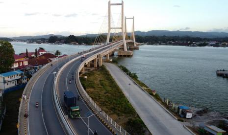 Foto udara lokasi titik nol kilometer Kota Kendari yang di atasnya dibangun Jembatan Teluk Kendari di Kelurahan Kandai, Kendari, Sulawesi Tenggara, Senin (30/8/2021). Menurut catatan arkeologi Dinas Pariwisata Sulawesi Tenggara, titik nol kilometer tersebut terbentuk di zaman kolonial Belanda yang dahulu menjadi pusat kota dengan dibuktikan adanya bangunan tua seperti controleur, hotel pertama, sekolah China, gereja protestan zaman Belanda dan masjid raya tertua