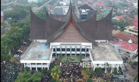 Foto udara mahasiswa berunjuk rasa di halaman kantor DPRD Sumatera Barat, di Padang. (ilustrasi)