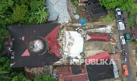 Foto udara masjid yang runtuh akibat gempa di Nagari Kajai, Kabupaten Pasaman Barat, Sumatera Barat, Jumat (25/2/2022). Badan Nasional Penanggulangan Bencana (BNPB) menyatakan gempa berkekuatan magnitudo 6,2 di Pasaman Barat dan sekitarnya itu mengakibatkan tujuh warga meninggal dunia. PBNU Bentuk Gugus Tugas Bantu Penanganan Gempa Pasaman Barat