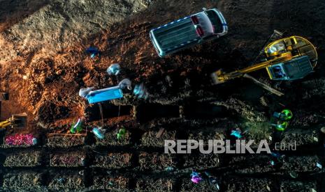 Foto udara memakamkan jenazah dengan protokol COVID-19 di TPU Rorotan, Cilincing, Jakarta Utara, Kamis (15/7/2021). Berdasarkan data Worldometer, Indonesia resmi masuk empat besar kasus aktif COVID-19 terbanyak di seluruh dunia, pada Kamis (15/7/2021) kasus aktif di Indonesia mencapai 480.199 kasus, melampaui Rusia yang tercatat 457.250 kasus, Indonesia juga jauh melampaui India yang tercatat 432.011 kasus. 