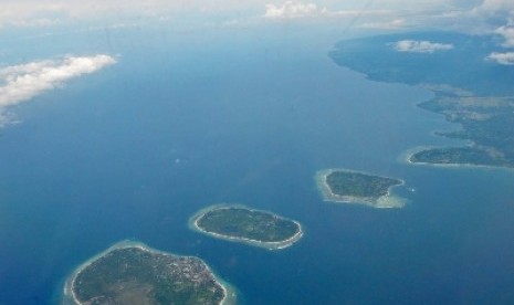 Foto udara memperlihatkan gugusan pulau Tiga Gili (dari kiri kekanan, Gili Trawangan, Gili Meno dan Gili Air) di pesisir pantai Desa Gili Indah, Kecamatan Pemenang, Tanjung, Kabupaten Lombok Utara, NTB.