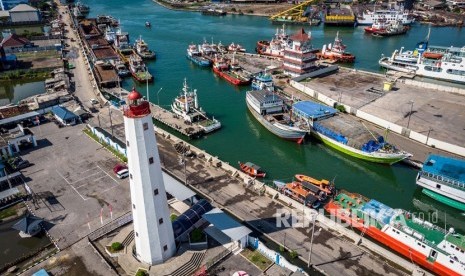 Foto udara menara Mercusuar Willem III di kawasan Pelabuhan Tanjung Emas, Semarang, Jawa Tengah, Senin (25/3/2019).