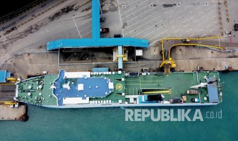 Foto udara menujukkan suasana Pelabuhan Merak, Selasa (19/5/2020), di Banten, PT ASDP Indonesia Ferry (Persero) mencatat kenaikan trafik penyebrangan angkutan logistik selama selama periode angkutan Lebaran sejak Ahad (17/5) atau H-7 hingga Senin (25/5) atau H+2. 