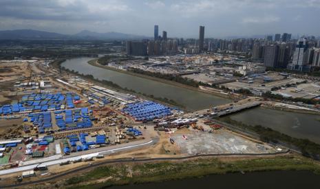 Foto udara menunjukkan fasilitas isolasi Covid-19 dan jembatan sementara yang menghubungkan Shenzen dan Hong Kong, Jumat (11/3/2022).