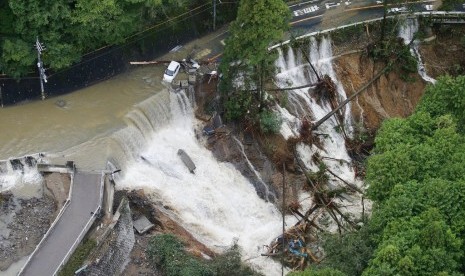 Foto udara menunjukkan jalan yang longsor di Kishiwada, Osaka, (23/10), setelah hujan besar yang dibawa oleh topan besar.