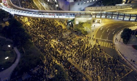 Foto udara menunjukkan ribuan demonstran masih memenuhi jalanan di Hong Kong, Ahad (8/12). Enam bulan berlalu, pemrotes tak berniat mengakhiri aksi mereka. Inggris mendesak Cina untuk membuka dialog dengan para demonstran Hong Kong. Ilustrasi.