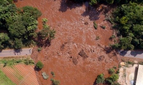 Foto udara menunjukkan situasi akibat jebolnya waduk di dekat kota Brumadinho, Brasil, (26/1).