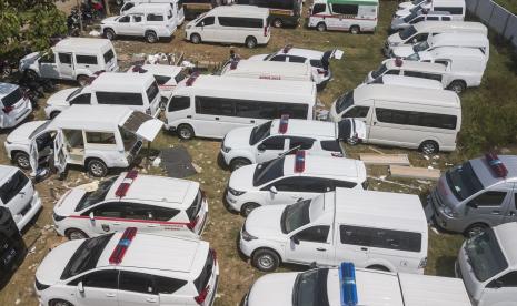 Foto udara mobil ambulance yang sedang dalam proses perakitan di Babelan, Kabupaten Bekasi, Jawa Barat. Isuzu menyebutkan permintaan mobil bulan ini didorong oleh kendaraan untuk ambulans.