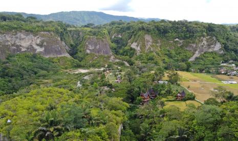 Foto udara Ngarai (lembah) Sianok di Bukittinggi, Sumatera Barat, Rabu (13/4/2022). Ngarai Sianok merupakan lembah yang membentang 15 kilometer dengan ketinggian tebing sekitar 100 meter terbentuk karena proses turunnya sebagian lempengan bumi sehingga menimbulkan patahan berwujud jurang yang curam.