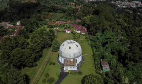 Foto udara observatorium Bosscha di Lembang, Kabupaten Bandung Barat, Jawa Barat, Sabtu (5/3/2022). Plt Bupati Kabupaten Bandung Barat Hengki Kurniawan, menetapkan Observatorium Bosscha yang didirikan pada tahun 1923 dan merupakan tempat peneropongan bintang tertua di Indonesia tersebut sebagai bangunan cagar budaya.