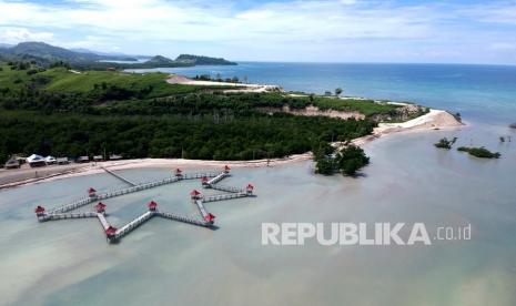 Foto udara obyek wisata Pantai Ratu di Desa Tenilo, Kabupaten Boalemo, Gorontalo, Sabtu (8/8). Asosiasi Pemilik Kapal Nasional atau Indonesia National Shipowners Association (INSA) optimistis pada 2021 sektor pelayaran akan memulai kembali geliat kinerjanya. Ketua Umum DPP INSA Carmelita Hartoto mengungkapkan terdapat beberapa peluang yang masih bisa dimaksimalkan pada 2021.