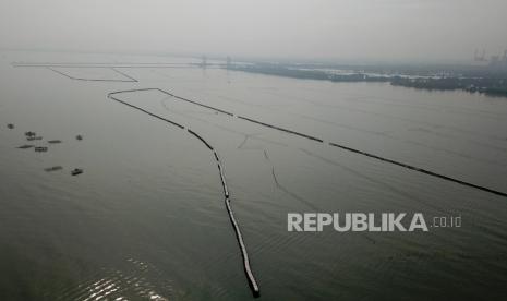 Foto udara pagar laut terlihat di perairan Kampung Pulau Cangkir, Kronjo, Kabupaten Tangerang, Banten, Jumat (10/1/2024). Pagar laut di pesisir Laut Tangerang, Banten itu terbentang sepanjang 30,16 kilometer.