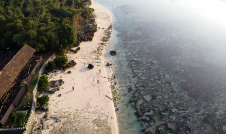 Foto udara panorama pantai Plengkung (G-Land) di TN Alas Purwo, Banyuwangi, Jawa Timur, Sabtu (21/5/2022). Pantai yang terkenal dengan ombaknya yang tinggi serta keindahan alamnya itu akan menggelar ajang selancar paling bergengsi World Surf League (WSL) Championship Tour pada 24 Mei-4 Juni 2022. 