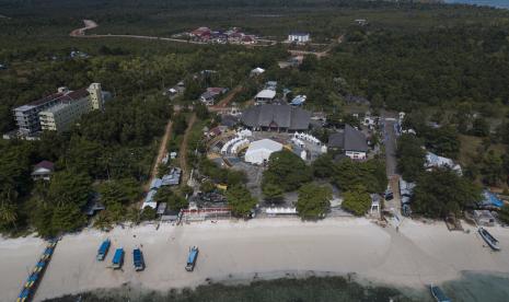 Foto udara Pantai Tanjung Kelayang di Kabupaten Belitung, Provinsi Bangka Belitung, Jumat (20/5/2022). Objek wisata Tanjung Kelayang merupakan Kawasan Ekonomi Khusus (KEK) seluas 324,4 hektare termasuk kawasan geopark Belitung yang saat ini dijadikan lokasi kegiatan Peluncuran Gerakan Nasional Bangga Buatan Indonesia (Gernas BBI).