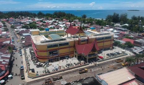 Foto udara Pasar Rakyat Pariaman yang sudah selesai dibangun di Pariaman, Sumatera Barat, Ahad (28/3). Menteri Perdagangan RI M Lutfi berharap Pemko Pariaman mengelola Pasar Rakyat di Kota Pariaman dengan Standar Nasional Indonesia (SNI).