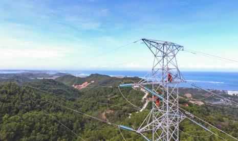 Foto udara pekerja melakukan pemeliharaan transmisi jaringan kabel Saluran Udara Tegangan Tinggi (SUTT) 150 kV di Desa Kuta, Kecamatan Pujut, Lombok Tengah, NTB, Senin (13/6/2022).PLN Unit Induk Pembangunan Nusa Tenggara telah menyelesaikan pembangunan Looping sistem tegangan tinggi 150 kilo Volt (kV) kelistrikan Lombok dengan nilai investasi lebih dari 1,7 Triliun yang terbentang mengitari Pulau Lombok sepanjang 522 kilo meter sirkuit (kms)