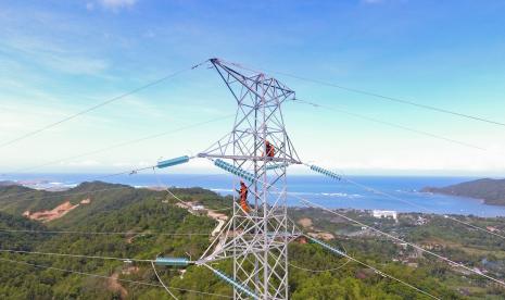  PT PLN (Persero) Unit Induk Pembangunan Sulawesi kini tengah fokus membangun jaringan transmisi saluran udara tegangan tinggi (SUTT) 150 kV ruas Likupang-Paniki. Ilustrasi.