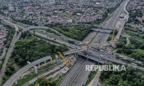 Foto udara pemasangan U Shaped Girder pada proyek pembangunan kereta api ringan (LRT) Jabodebek rute Cawang - Cibubur di simpang susun Pasar Rebo, Jakarta, Kamis (17/1/2019).