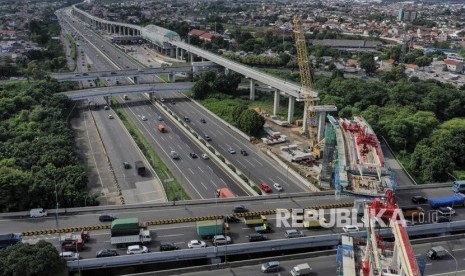 Foto udara pemasangan U Shaped Girder pada proyek pembangunan kereta api ringan (LRT) Jabodebek rute Cawang - Cibubur di simpang susun Pasar Rebo, Jakarta, Kamis (17/1/2019).