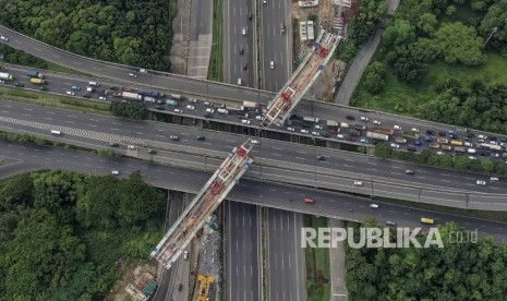 Foto udara pemasangan U Shaped Girder pada proyek pembangunan kereta api ringan (LRT) Jabodebek rute Cawang - Cibubur di simpang susun Pasar Rebo, Jakarta, Kamis (17/1/2019). 