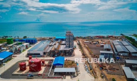 Foto udara Pembangkit Listrik Tenaga Mesin Gas Uap (PLTMGU) Lombok Peaker berkapasitas total 136 Megawatt (MW) di Tanjung Karang, Mataram, NTB, Senin (16/3). Pemerintah melalui Kementerian ESDM mengeluarkan Peraturan Menteri ESDM Nomer 10 Tahun 2020 tentang harga gas khusus untuk pembangkit listrik. Dengan keluarnya aturan ini maka PLN sah mendapatkan gas seharga 6 dolar AS untuk pembangkit gasnya.