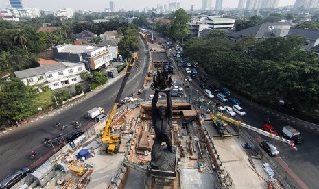 Foto udara pembangunan infrastruktur Mass Rapid Transit (MRT) di kawasan Patung Pemuda Membangun, Bundaran Senayan, Jakarta, Jumat (3/7).  (Antara/Sigid Kurniawan)