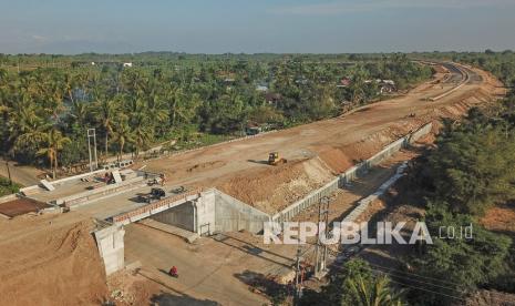 Foto udara pembangunan jalan bypass BIL menuju ke kawasan pariwisata Mandalika di Kecamatan Pujut, Praya, Lombok Tengah, NTB, Selasa (10/8/2021). Kementerian Pekerjaan Umum dan Perumahan Rakyat (PUPR) mempercepat pembangunan jalan bypass Bandara Internasional Lombok (BIL) ke kawasan wisata di? Destinasi Pariwisata Super Prioritas (DPSP) Mandalika sepanjang 17,36 km yang saat ini progres konstruksinya sudah mencapai 81,17 persen dengan target selesai September 2021.A