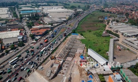 Foto udara pembangunan jalan layang Tol Cisumdawu di pintu keluar Jalan Tol Cileunyi, Kabupaten Bandung, Jawa Barat, Senin (24/11/2019).