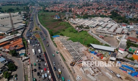 Foto udara pembangunan jalan layang Tol Cisumdawu di pintu keluar Jalan Tol Cileunyi, Kabupaten Bandung, Jawa Barat, Senin (24/11/2019).