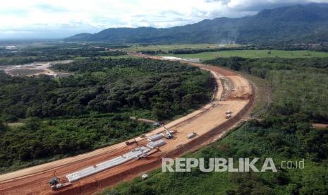 Foto udara pembangunan konstruksi ruas jalan tol Padang-Sicincin di Jl Bypass KM 25, Kabupaten Padangpariaman, Sumatera Barat, Jumat (19/6/2020). PT Hutama Karya (Persero) terus mengebut pembangunan Jalan Tol Trans Sumatra (JTTS), salah satunya yakni Ruas Pekanbaru-Padang Seksi 1 (Padang-Sicincin/Pacin) sepanjang 36 kilometer, dengan lahan yang sudah dibebaskan dan dikerjakan sejauh 4,2 kilometer, sedangkan sisanya masih diproses di BPN.