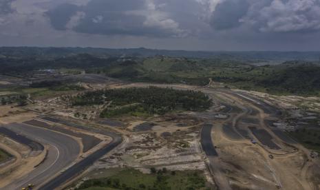 Foto udara pembangunan lintasan sirkuit proyek Mandalika International Street Circuit di Kawasan Ekonomi Khusus (KEK) Mandalika, Pujut, Praya, Lombok Tengah, Nusa Tenggara Barat, Kamis (4/3/2021). Berdasarkan data Mandalika Grand Prix Association (MGPA), ITDC dan PT PP per Februrari 2021 progres pembangunan lintasan sirkuit MotoGP itu secara kumulatif mencapai 53,27 persen dan ditargetkan selesai pada pertengahan 2021.