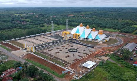 Foto udara pembangunan Masjid Agung Dharmasraya di Gunung Medan, Dharmasraya, Sumatera Barat. Kepala Dinas Kebudayaan, Pariwisata dan Olahraga Kabupaten Dharmasraya, Sutan Taufi, mengatakan pihaknya mencatat ada 30.905 orang wisatawan yang datang ke Dharmasraya selama momen libur lebaran.