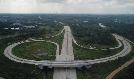 Foto udara pembangunan proyek jalan Tol Cimanggis-Cibitung seksi II di Setu, Kabupaten Bekasi, Jawa Barat, Rabu (8/6/2022). Pembangunan jalan tol seksi II dari Transyogie hingga Cibitung sepanjang 22,8 kilometer telah mencapai 90 persen dengan target selesai pada akhir 2022, namun saat ini pembangunan terkendala pembebasan lahan.