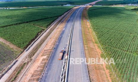 Foto udara pembangunan proyek jalan tol Trans Sumatera ruas Palembang-Bengkulu Seksi Indralaya-Prabumulih di Indralaya, Kabupaten Ogan Ilir (OI), Provinsi Sumatra Selatan, Kamis (18/3/2021).