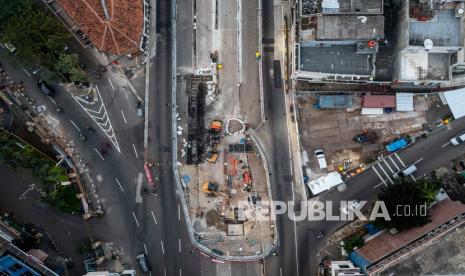 Foto udara pembangunan proyek MRT Fase 2 segmen CP203 Glodok - Kota di Kawasan Glodok, Jakarta, Ahad (19/12/2021). PT MRT Jakarta (Perseroda) pada proyek MRT Jakarta Fase 2A CP203 segmen Glodok-Kota menerapkan skema rekayasa lalu lintas untuk memperlancar pembangunan konstruksi terowongan sepanjang 690 meter dengan total panjang jalur 1,4 kilometer mulai dari Mangga Besar hingga Kota Tua. 