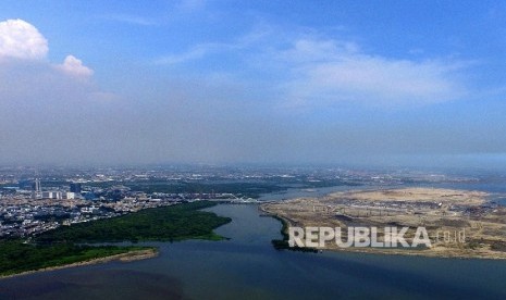 Foto udara pembangunan reklamasi pulau C dan D di Pantai Indah Kapuk, Jakarta, Rabu (6/4). 