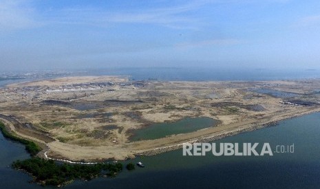 Foto udara pembangunan reklamasi pulau C dan D di Pantai Indah Kapuk, Jakarta, Rabu (6/4). 