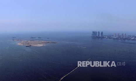  Foto udara pembangunan reklamasi pulau G di Pantai Indah Kapuk, Jakarta, Rabu (6/4).