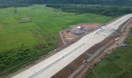 Foto pembangunan jalan Tol Padang-Pekanbaru di Nagari Kasang, Kabupaten Padangpariaman, Sumatra Barat, Jumat (26/2/2021).