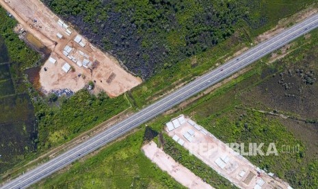 Foto udara pembangunan simpang susun Tol Kayu Agung-Palembang-Betung (Kapal Betung) yang terhubung dengan Tol Palembang-Indralaya (Palindra) di Desa Ibul Besar I, Pemulutan, Ogan Ilir (OI), Sumatra Selatan, Jumat (28/12/2018). 