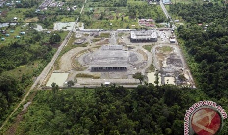 Foto udara pembangunan stadion lintasan atletik Mimika Sport Center yang masih dalam pengerjaan di Mimika untuk PON 2020