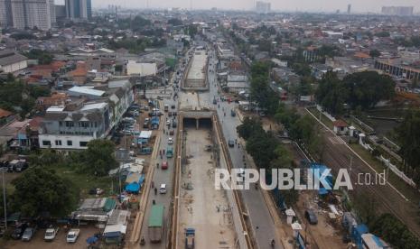 Foto udara pembangunan underpass Bulak Kapal, Bekasi, Jawa Barat, Rabu (3/11/2021). Kementerian Pekerjaan Umum dan Perumahan Rakyat (PUPR) menargetkan pembangunan Underpass Bulak Kapal selesai akhir tahun 2021 untuk mengurai kemacetan di wilayah tersebut dan saat ini pembangunan telah mencapai 90,43 persen.